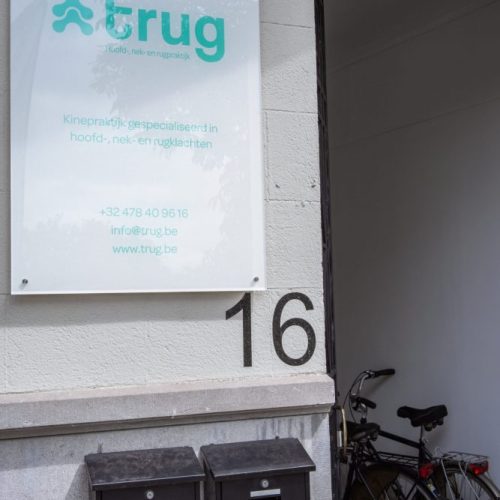 Uithangbord aan onze kinesistenpraktijk